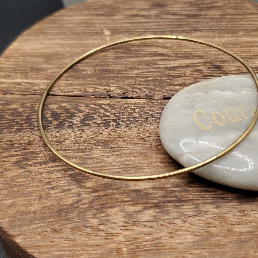 Minimalist staple slender gold tone bracelet B3111